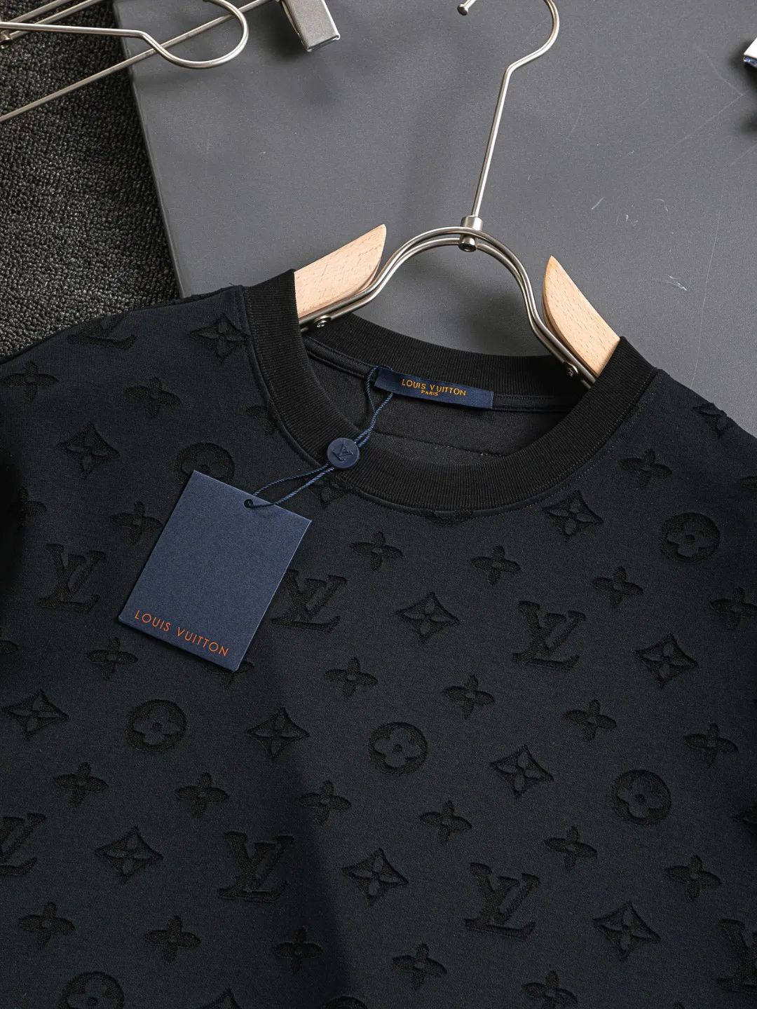 🅿️200 Louis Vuitton 1V Lujia LV slightly wide version S-XL lv 26SS LV new product counter catwalk model, full body cut burnt letter logo heavy craftsmanship, same style for men and women! Short-sleeves are not the same as the general public, but must be unique and eye-catching. This LV short-sleeves is all about quality, comfort, consistent style, fashion, including fabrics and cutting techniques, all of which have been made with great effort! 320 grams of washed pure cotton fabric, pure cotton is breathable, very refreshing and comfortable for daily wear. The rib knitting on the neckline is smooth and tight, and the neckline will not be skewed if you toss it at will. The loose version, you will find that it looks really good on the upper body. The overall is minimalist and neat, super versatile for daily use! Pair it casually with a pair of pants for a youthful look. A T-shirt will make your outfit crazy. It is a fashionable item that can never go wrong! Color: Black White Blue Size: S-XL Size chart: S: Shoulder width 50-Bust 56-Length 70 M: Shoulder width 52-Bust 57-Length 72 L: Shoulder width 54-Bust 59-Length 74 XL: Shoulder width 56-Bust 62-Length 76